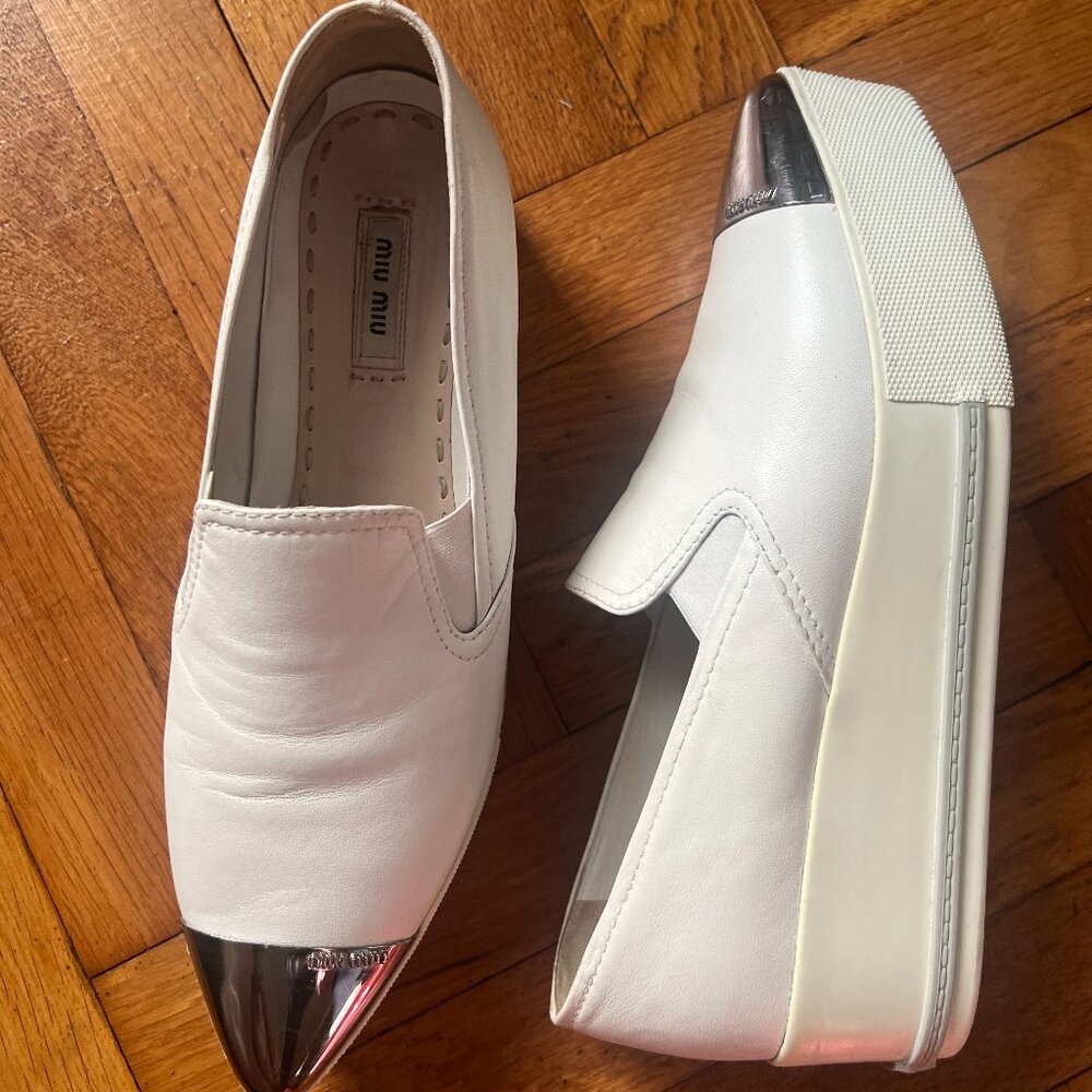 MIU MIU!! WHITE LEATHER SLIP-ON W/SILVER TONE METAL TOE CAP & LOW PLATFORM - 41